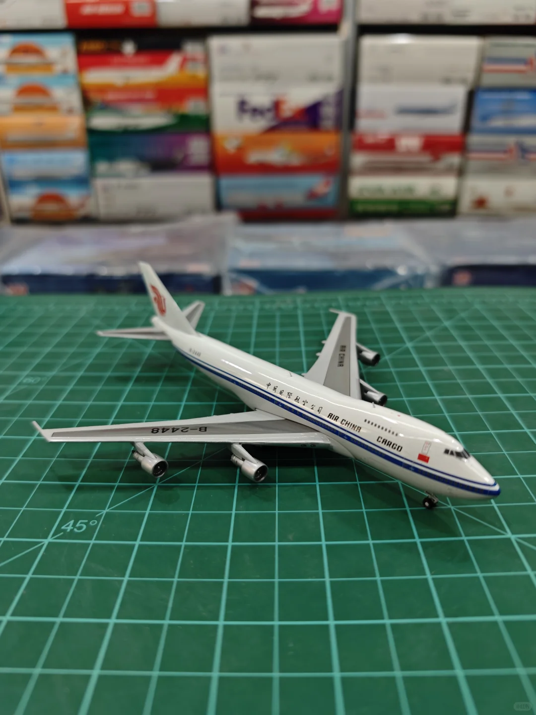 JC1/400新品B-2448国航747-200货机到货′