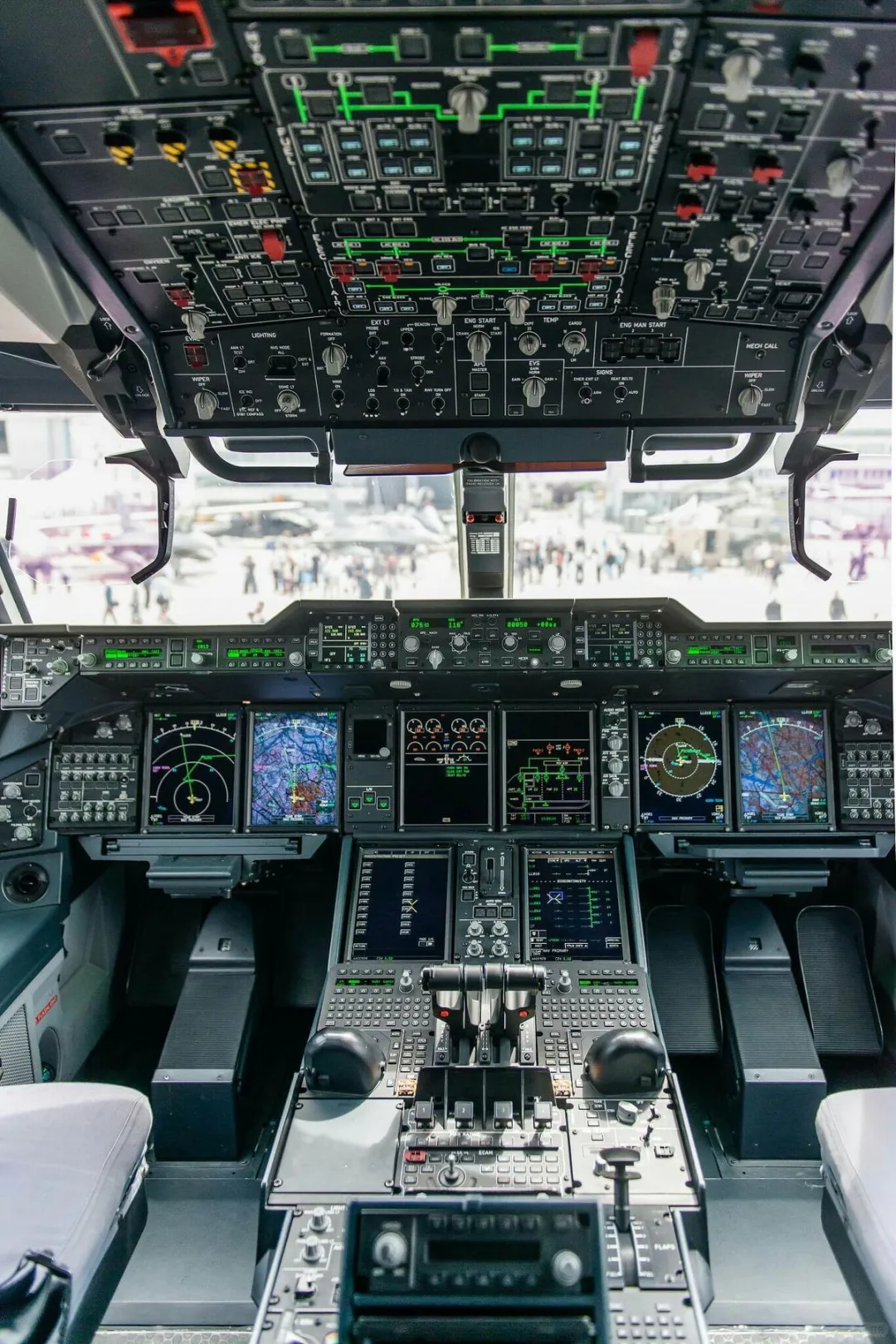 大飞机展示，飞机横截面，操作面板