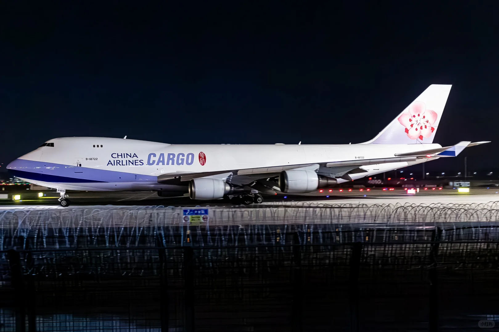 深夜到访货场的巨物们