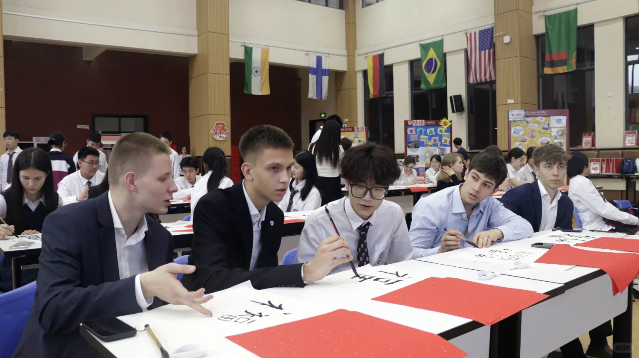 热情拥抱，跨越国界的友谊?