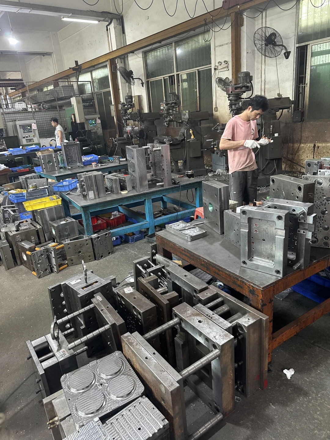 很久没回模具工厂了!制造业不容易咯!