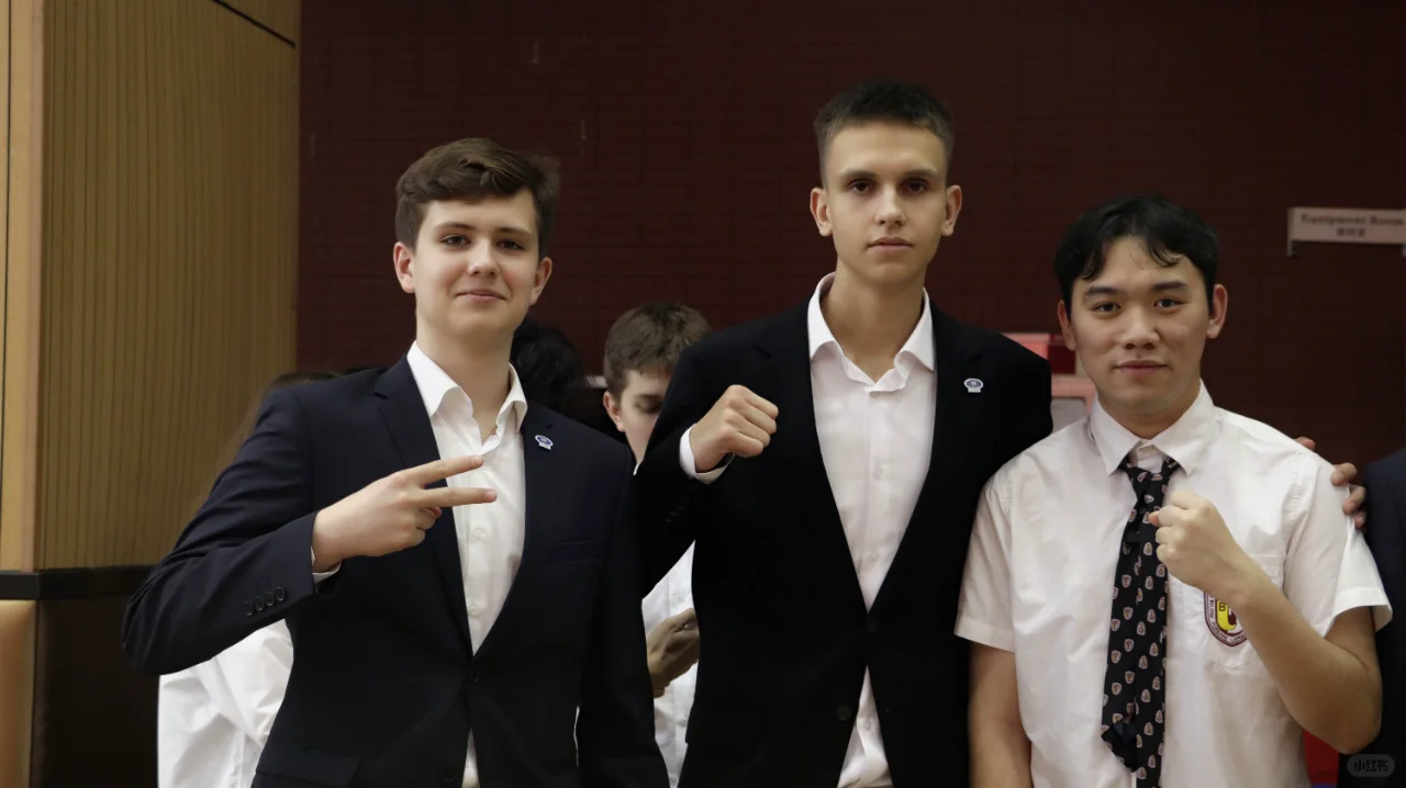 热情拥抱，跨越国界的友谊?