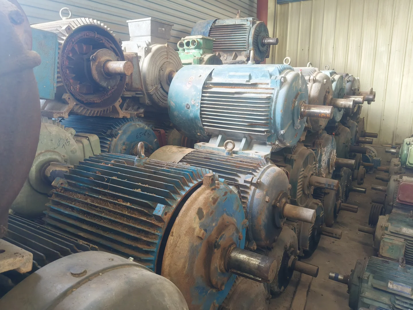 工业之美：电机仓库的震撼视角