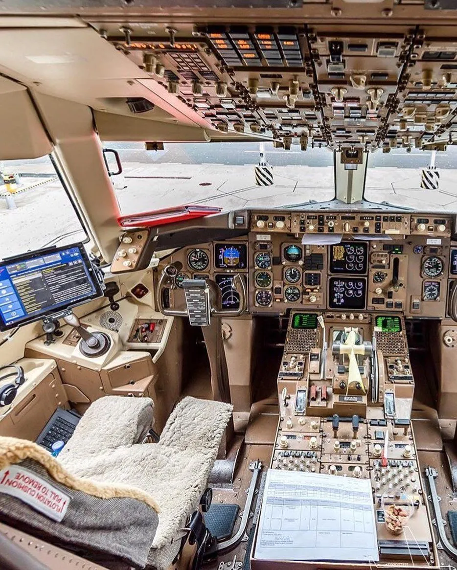 大飞机展示，飞机横截面，操作面板