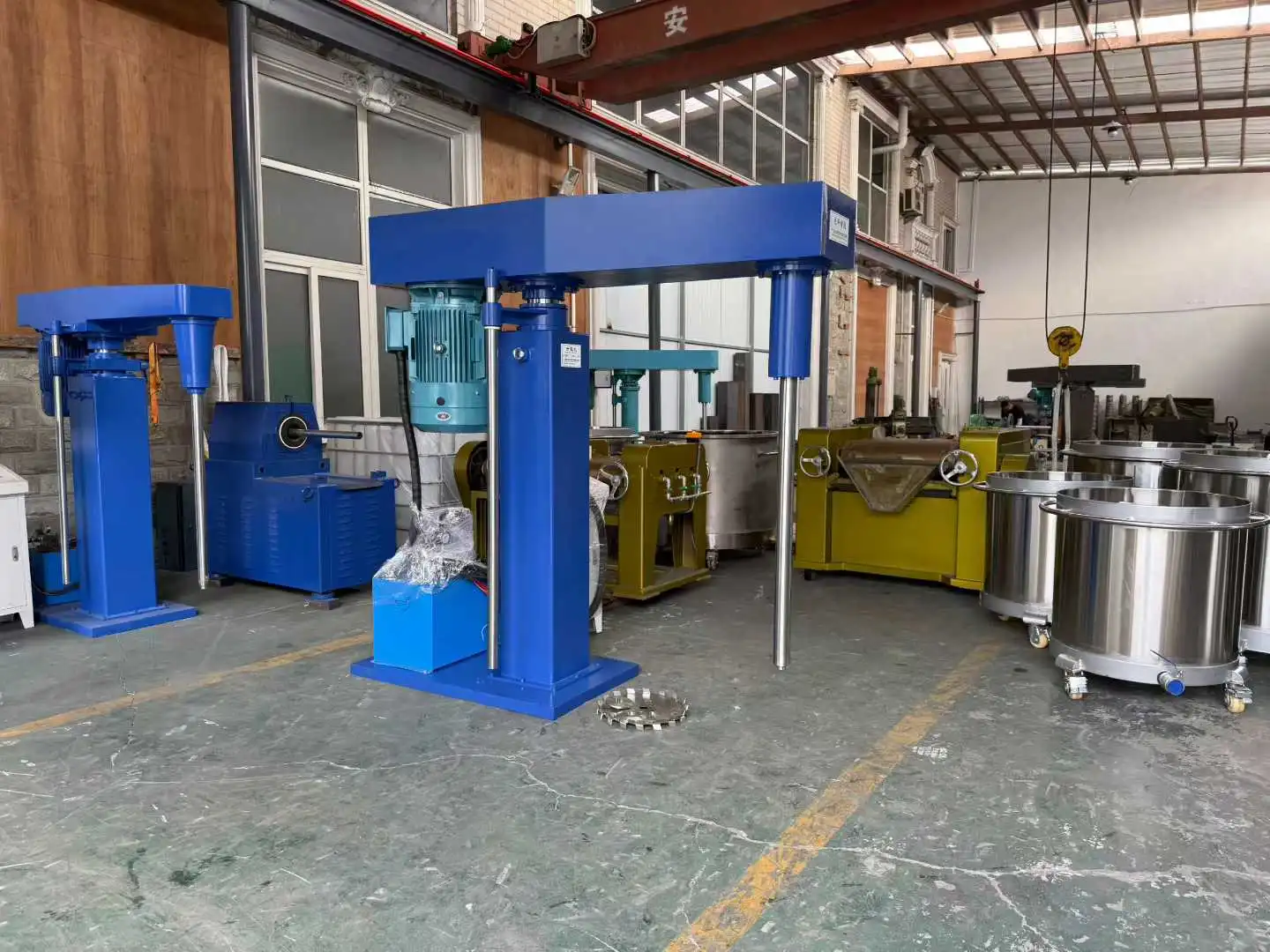 一台高速分散机居然给配五个拉缸！