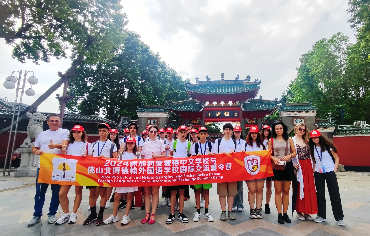 热情拥抱，跨越国界的友谊?