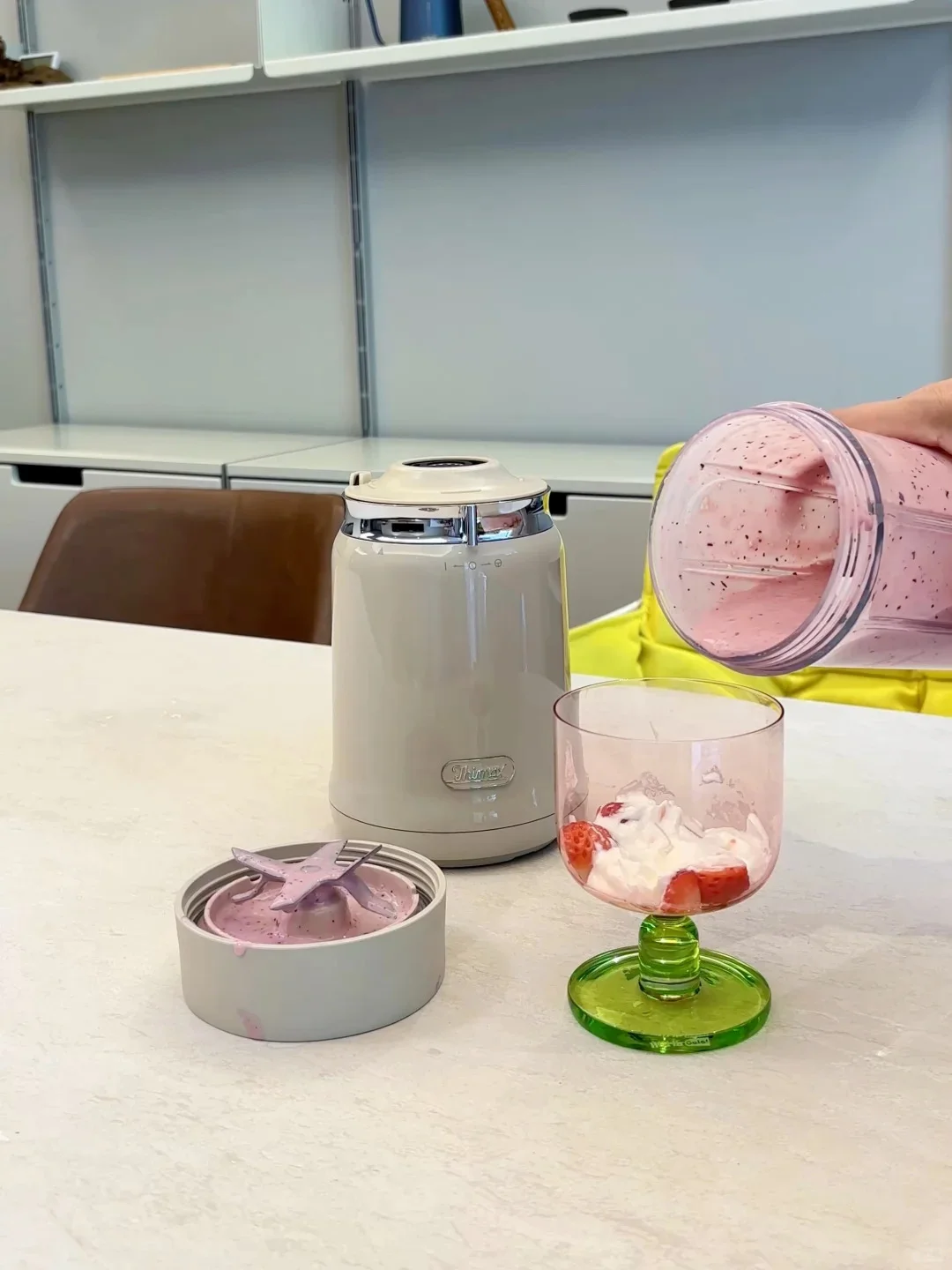 懒人必备！15秒搞定粉嫩草莓酸奶