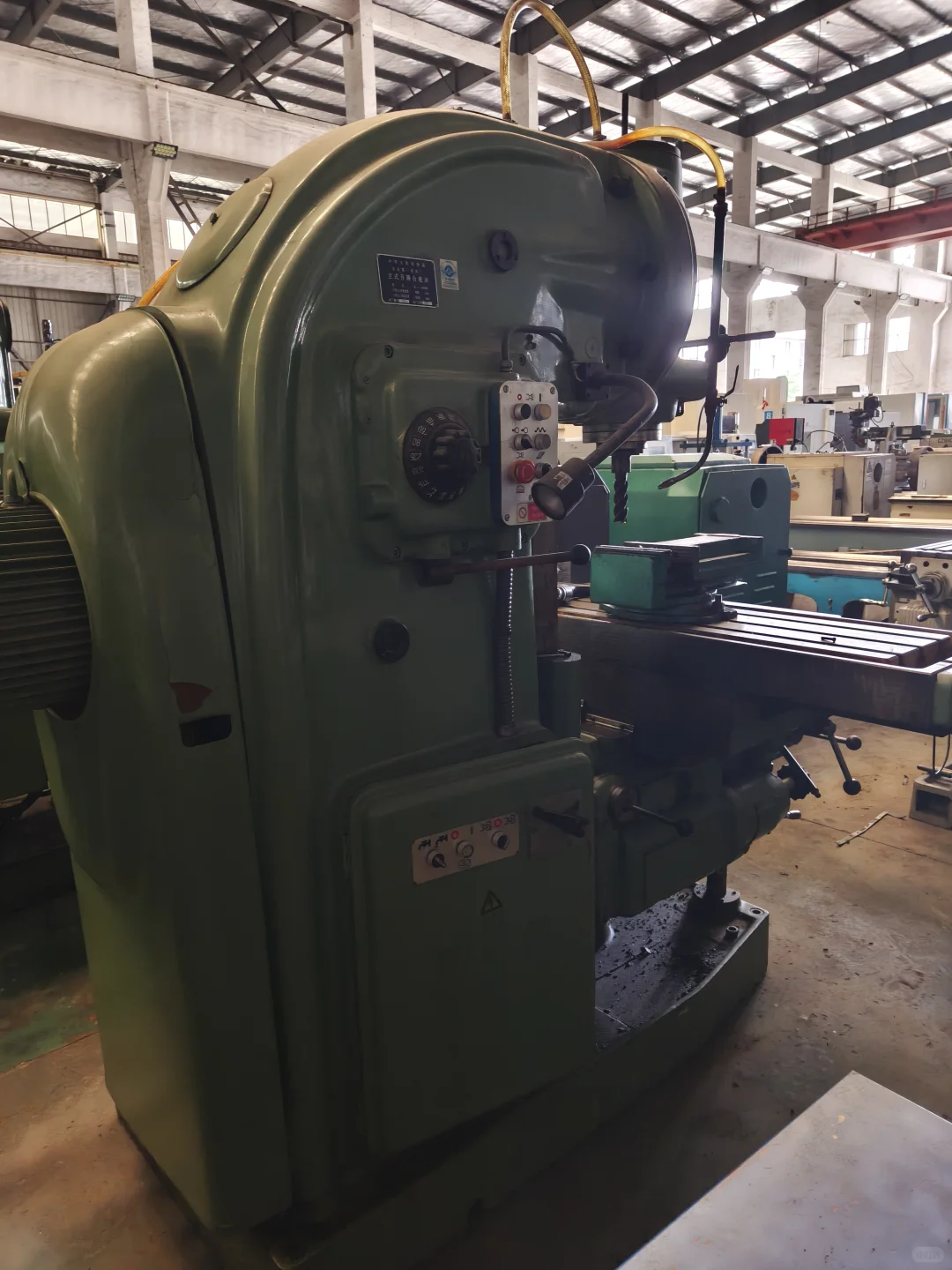 车间里的“工业巨兽”：揭秘老式机床的魅力