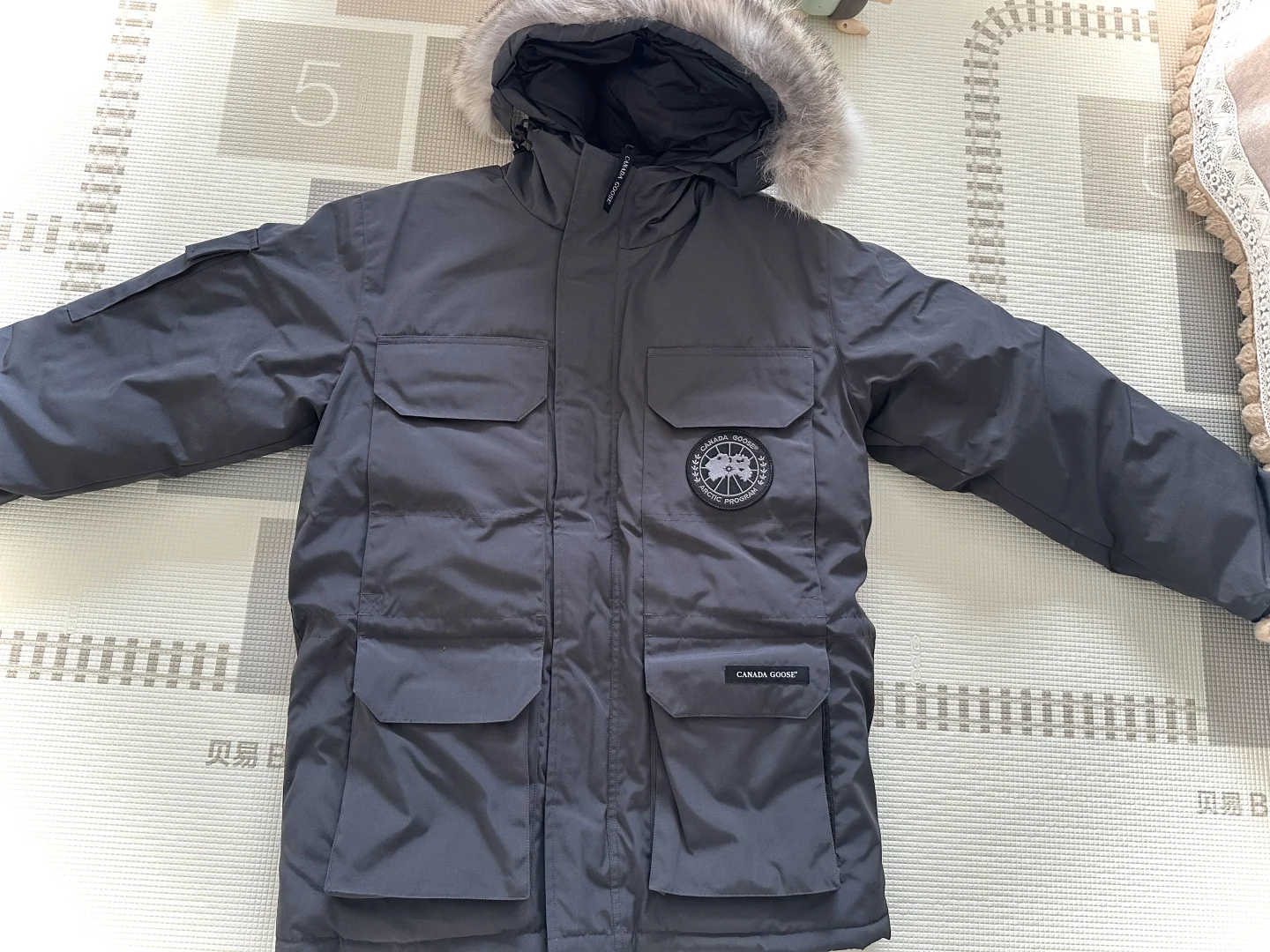 大鹅石墨灰羽绒服