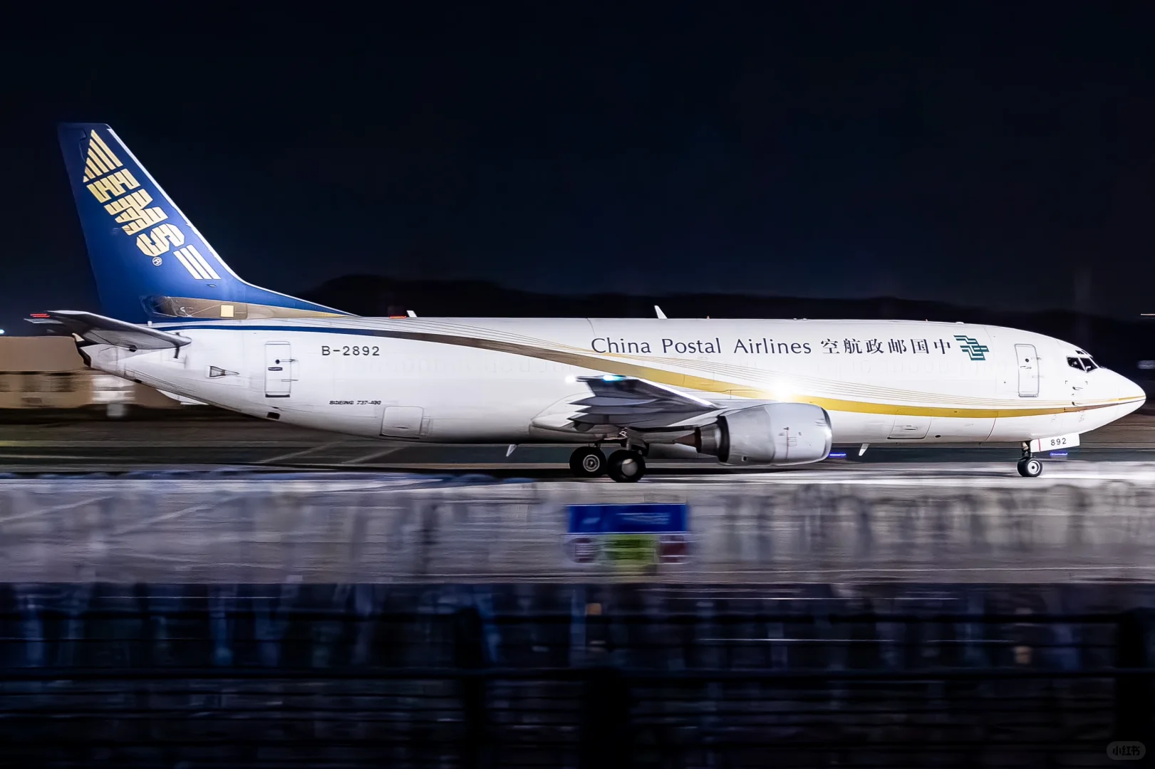 深夜到访货场的巨物们