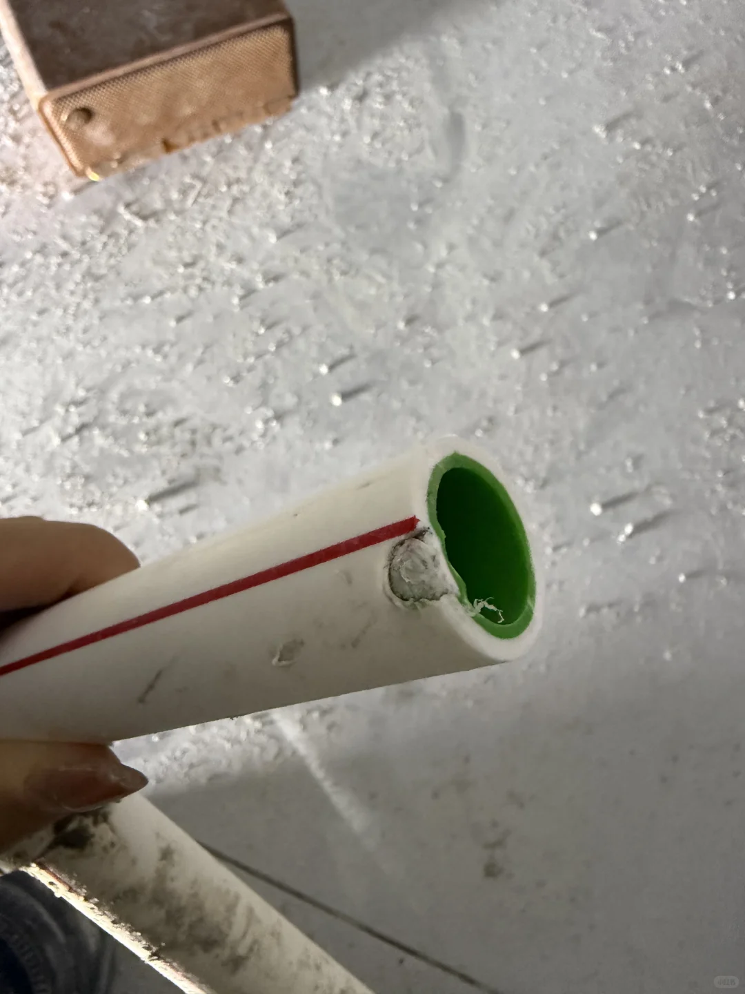 水管漏水，看看这是什么东西弄到的漏水