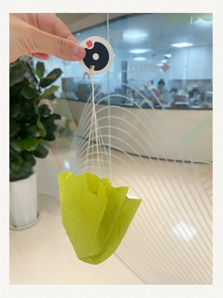 旧衣服别急着扔!来和孩子一起做个降落伞吧