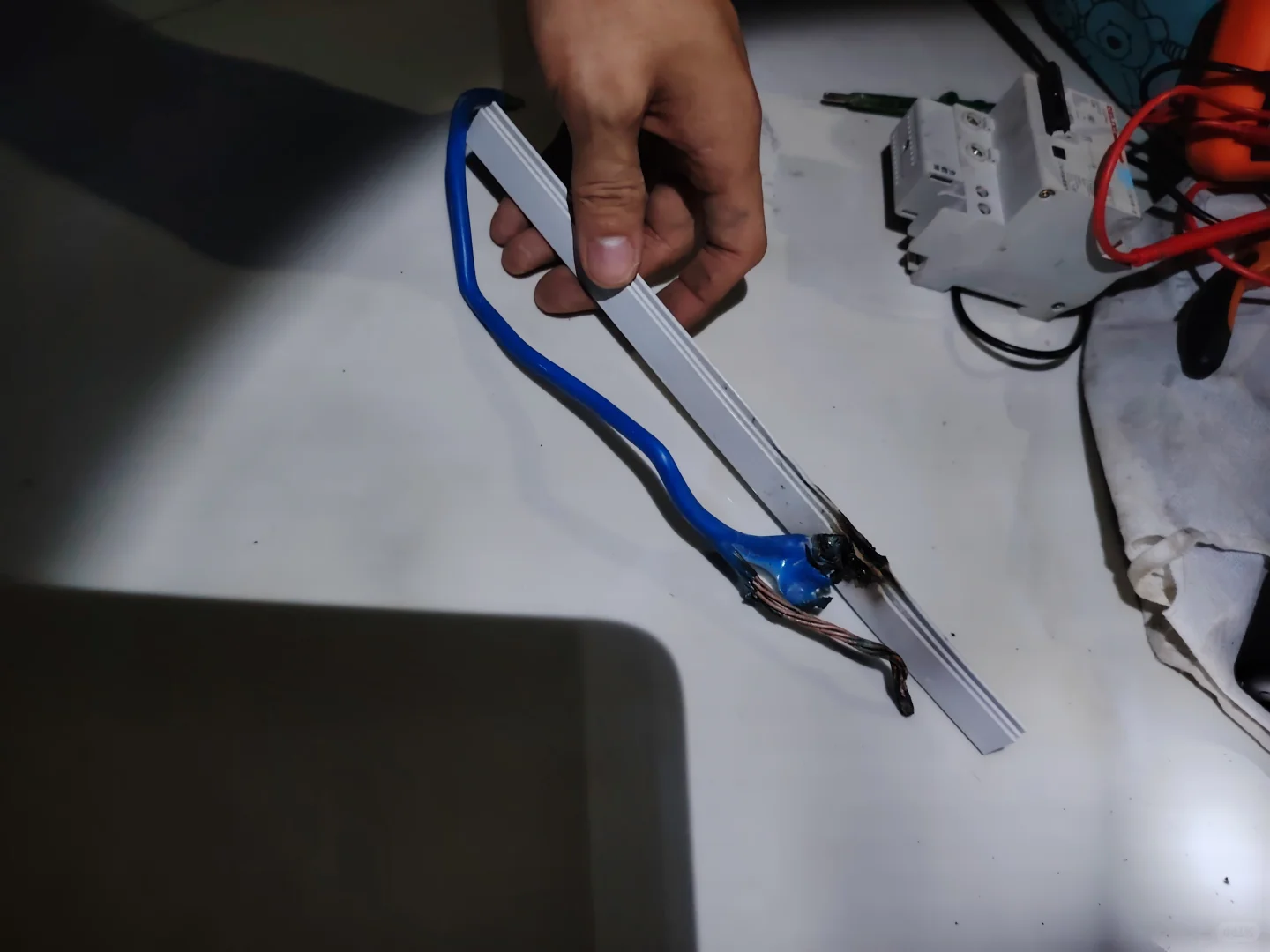 直接把铁片都给烧坏了！！！