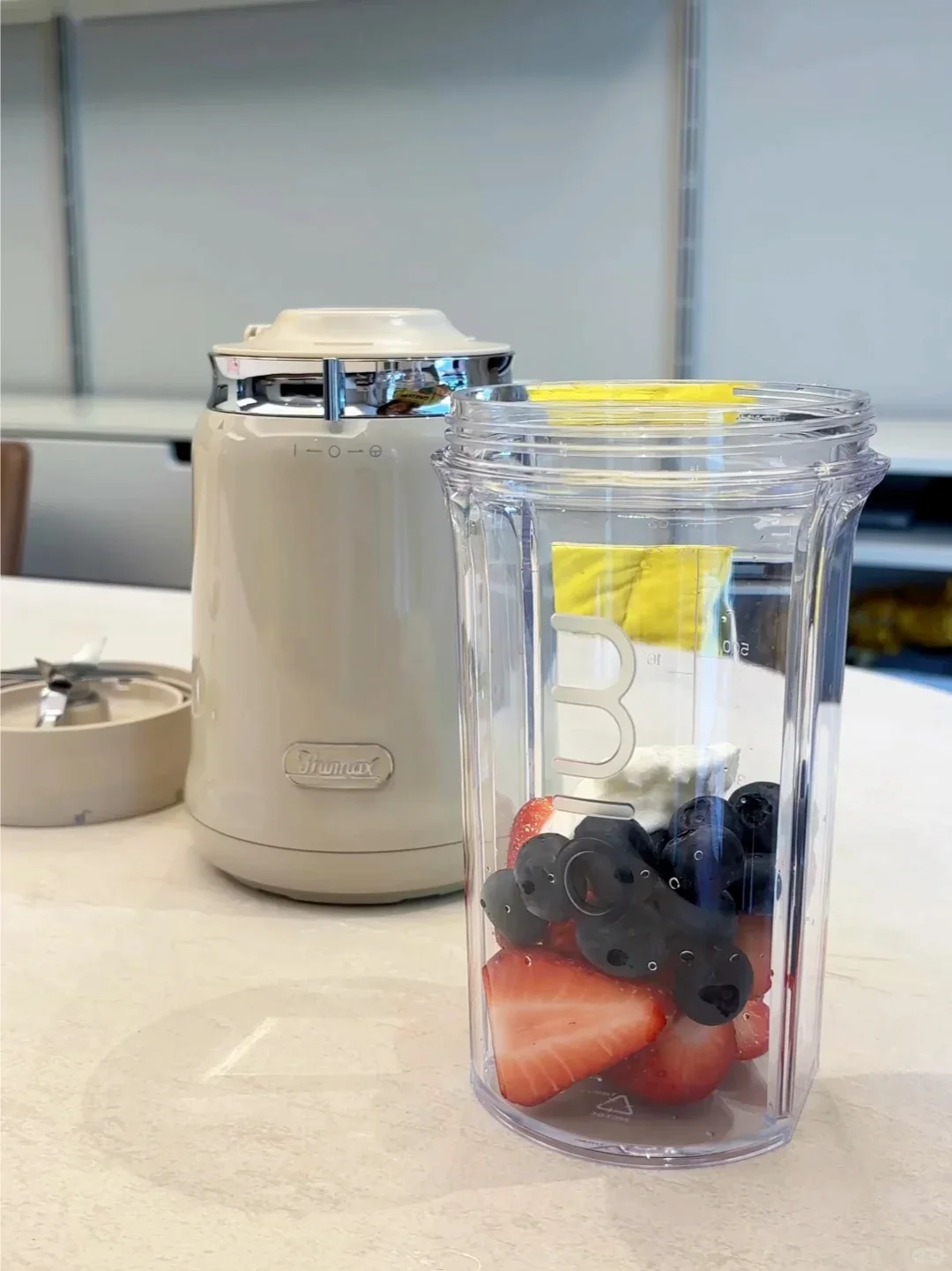 懒人必备！15秒搞定粉嫩草莓酸奶