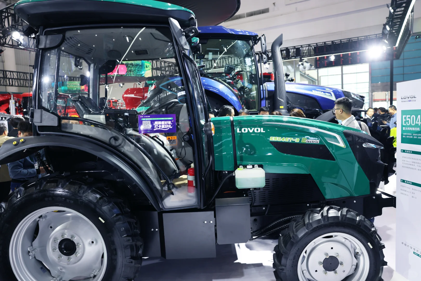 潍柴雷沃新能源拖拉机亮相2025国际农机展