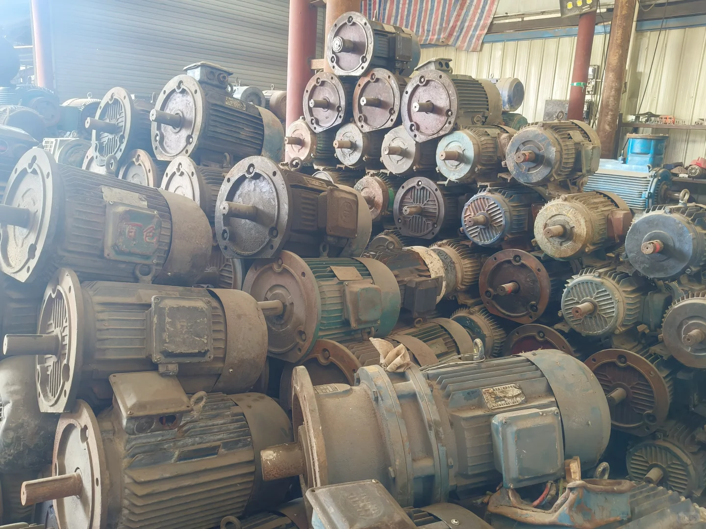 工业之美：电机仓库的震撼视角