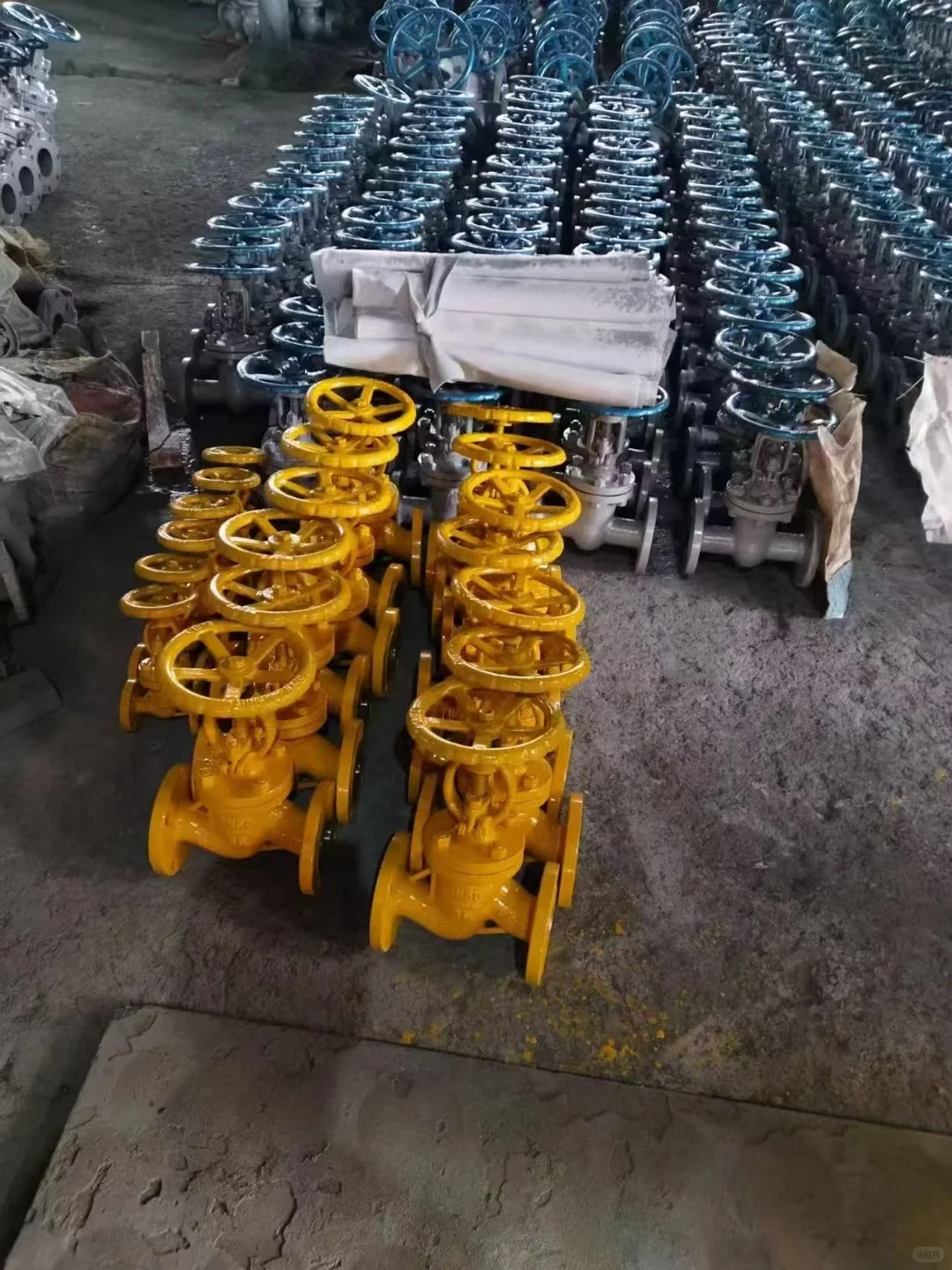 铸钢法兰截止阀，坚固耐用，是管道系统中的关键控制元件。采用优质铸钢材料，保证了阀门的高强度和耐腐蚀性能。其精确的截止功能，能有效控制流体的通断，广泛应用于化工、石油、电力等行业的流体管道系统中。 面对