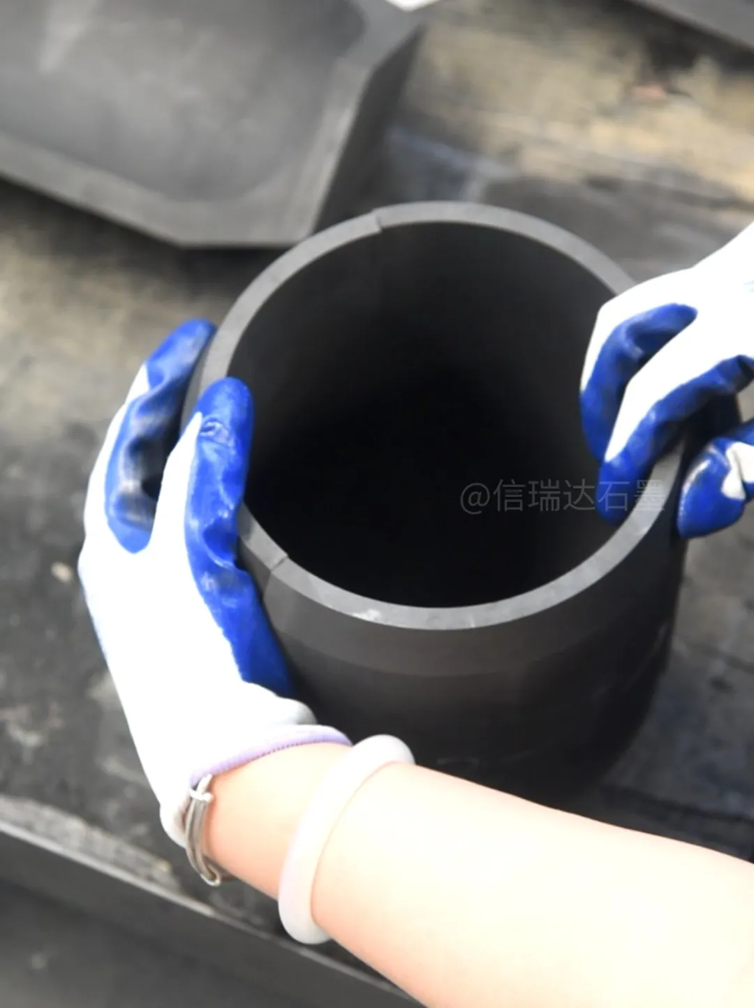 哈喽!我就是你在找的高纯石墨坩埚厂家!