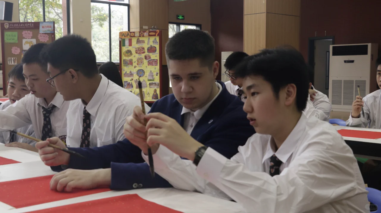 热情拥抱，跨越国界的友谊?