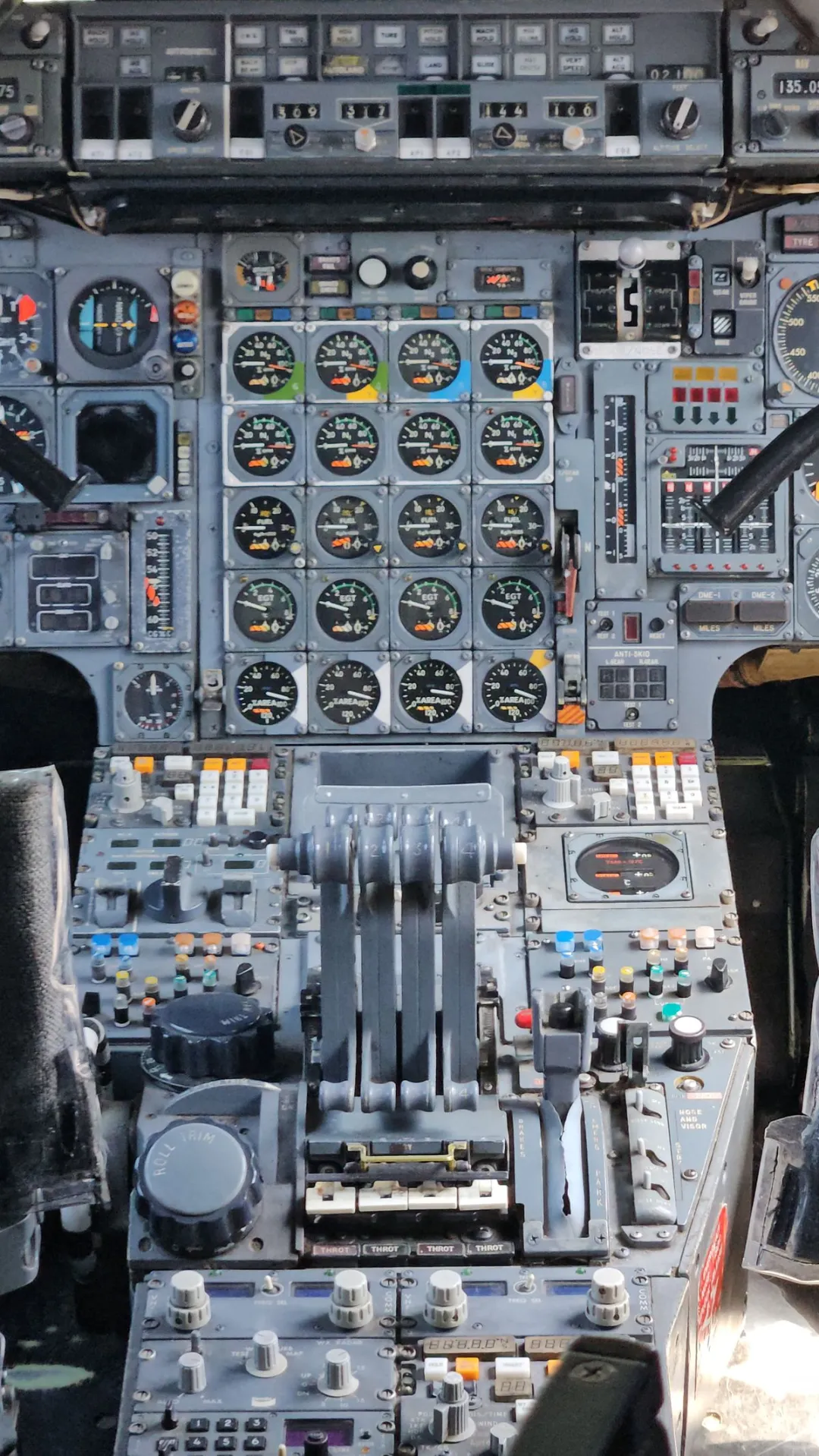 大飞机展示，飞机横截面，操作面板