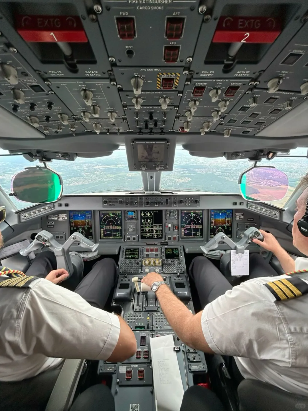 大飞机展示，飞机横截面，操作面板