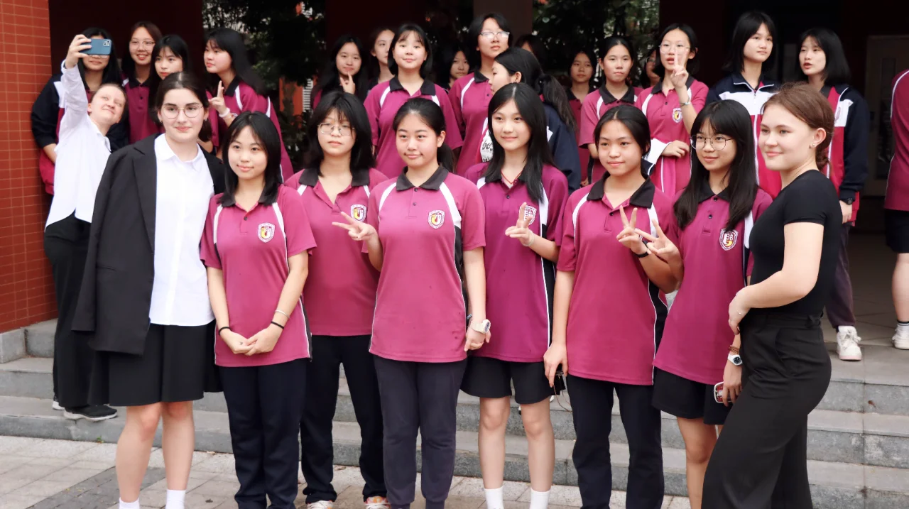 热情拥抱，跨越国界的友谊?