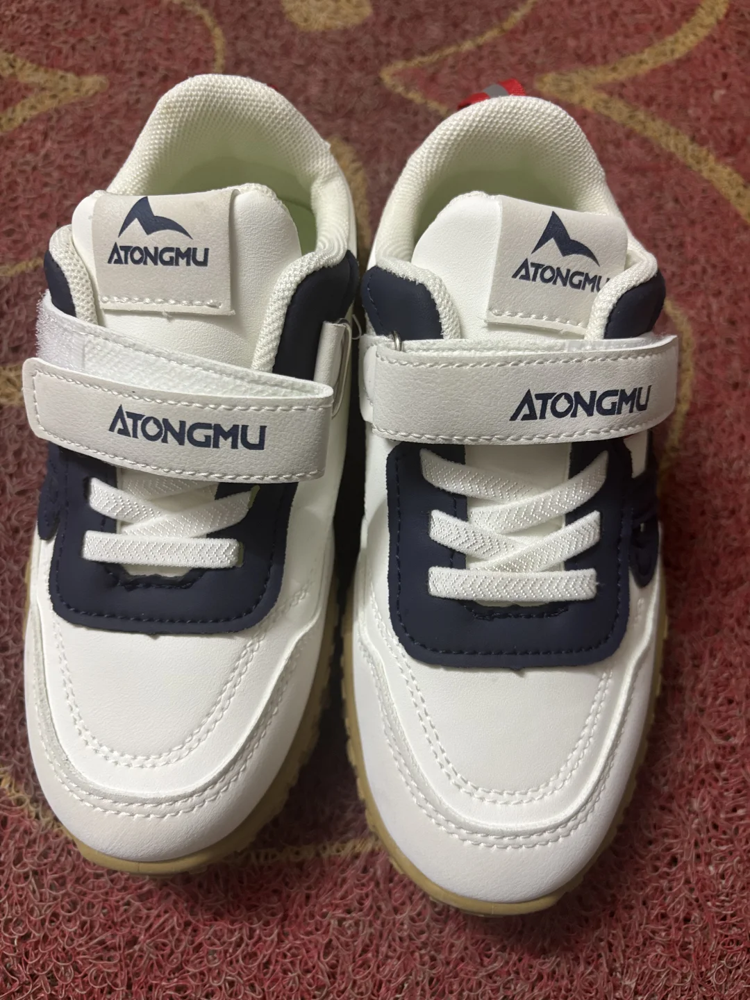 有人知道这是什么牌子的鞋子吗？