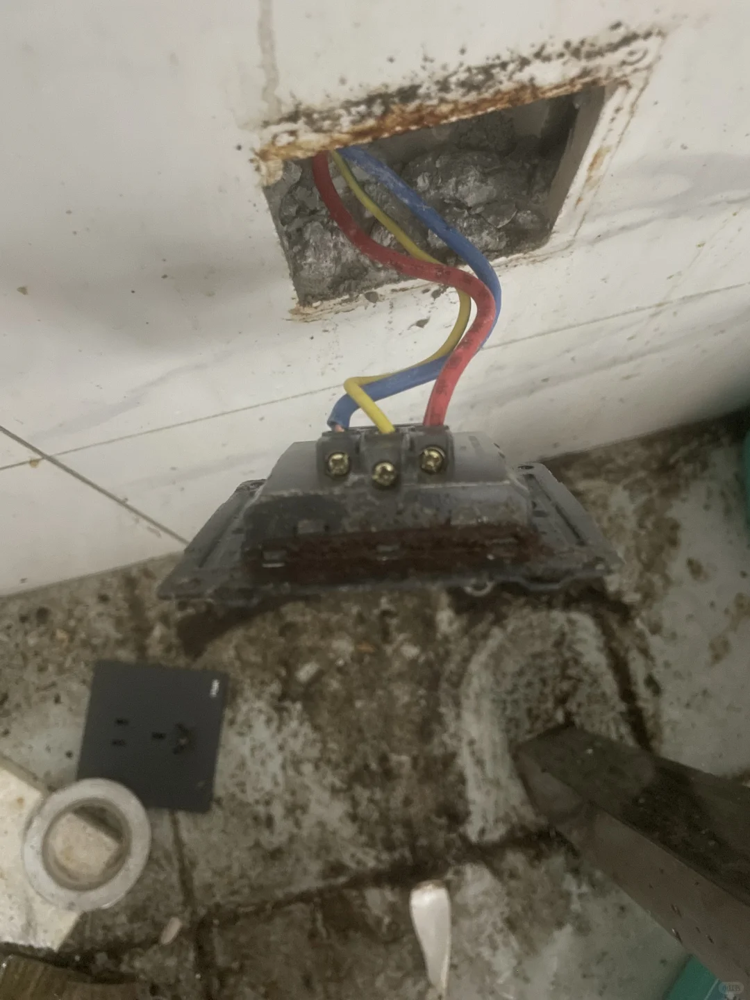 ?电工抢修 | 雨夜的紧急任务?