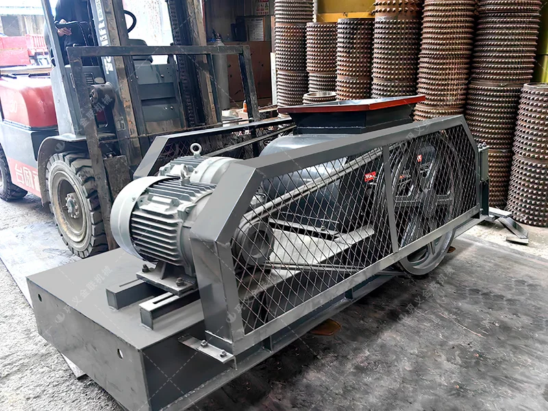 看这双齿辊破碎机如何生吞大块矿石!