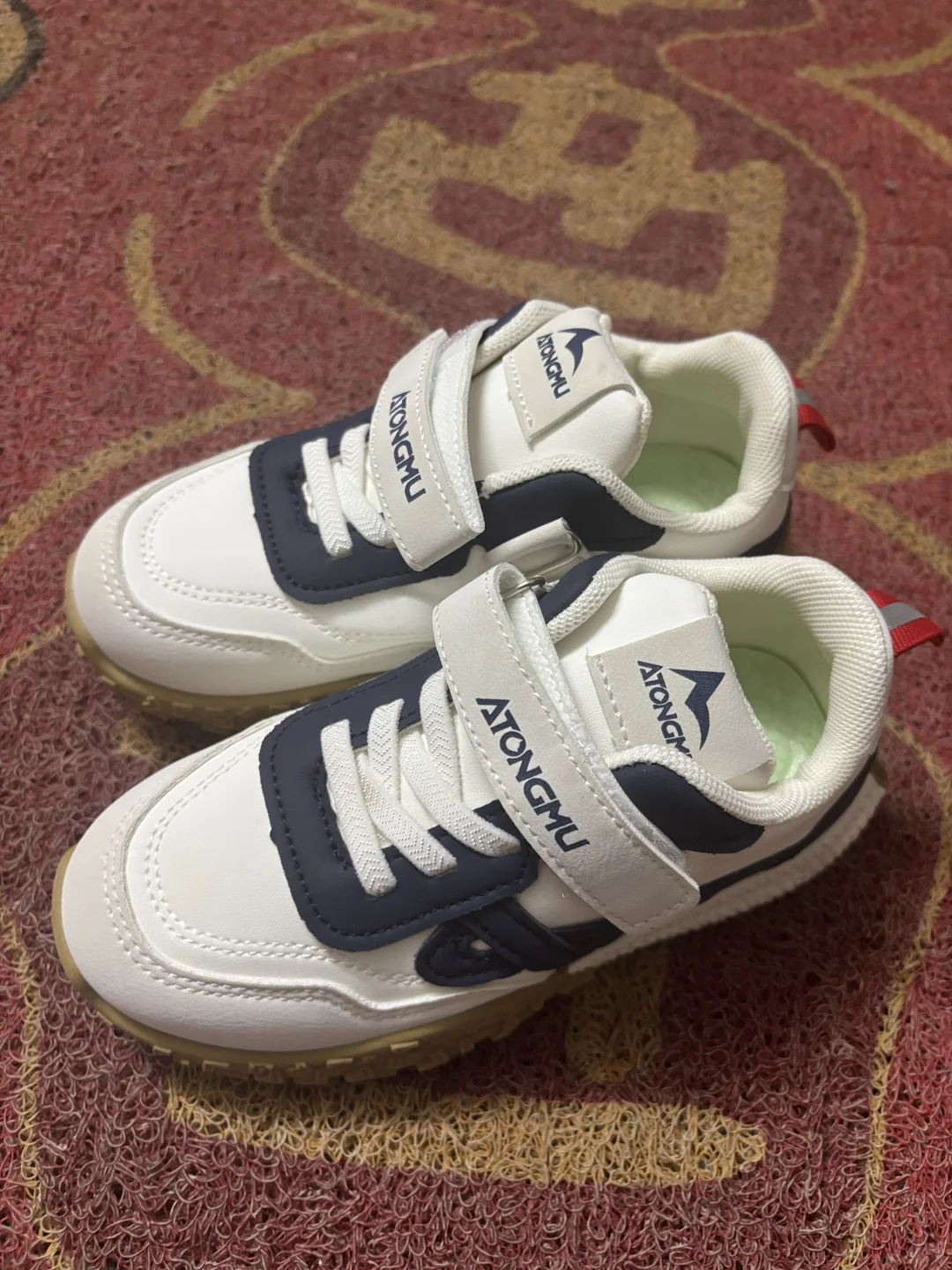 有人知道这是什么牌子的鞋子吗？