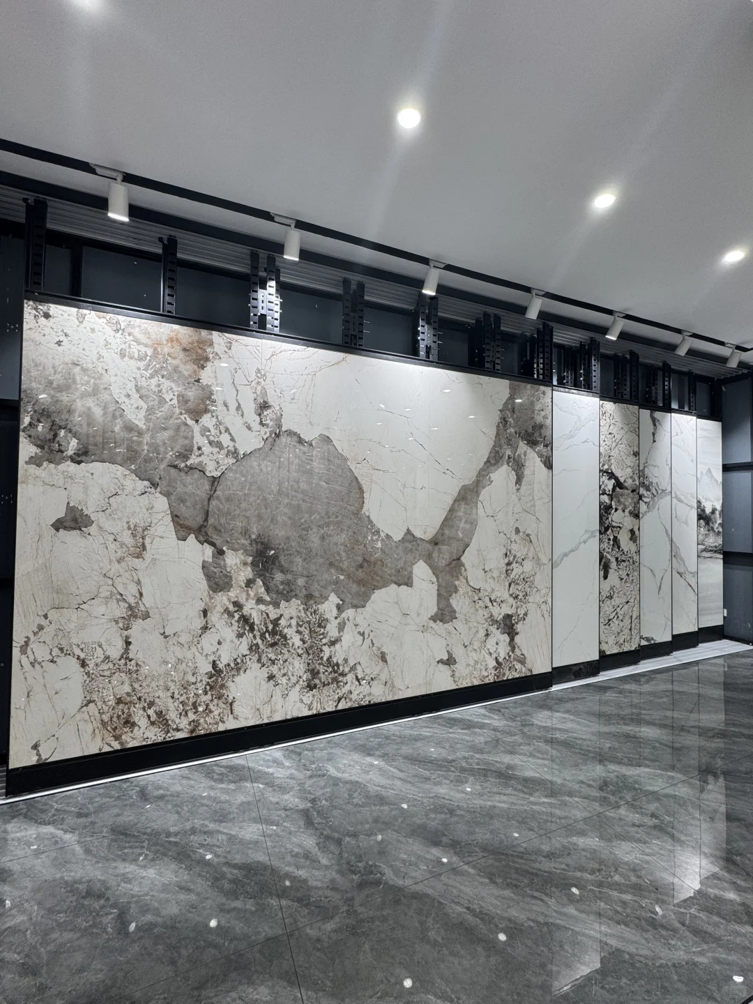 95后夫妻在晋江磁灶卖砖