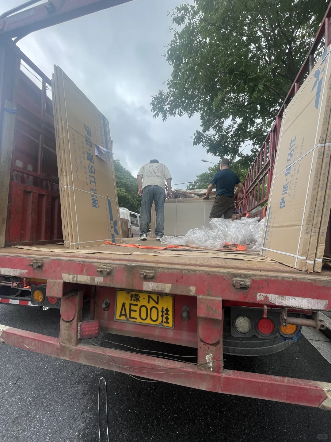 被这辆红色卡车治愈了卡车佬们