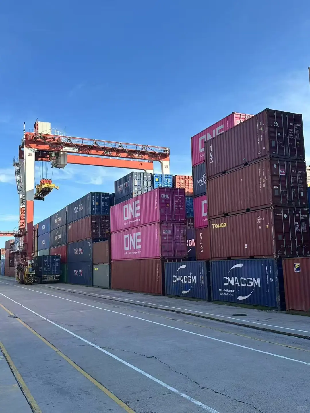 这里是集装箱的港口码头集装箱港