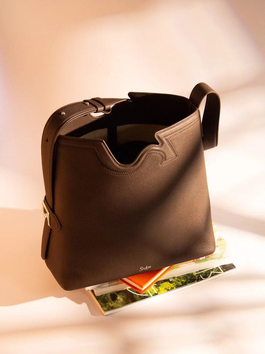 “有条件买个真皮包吧，也为了环保”