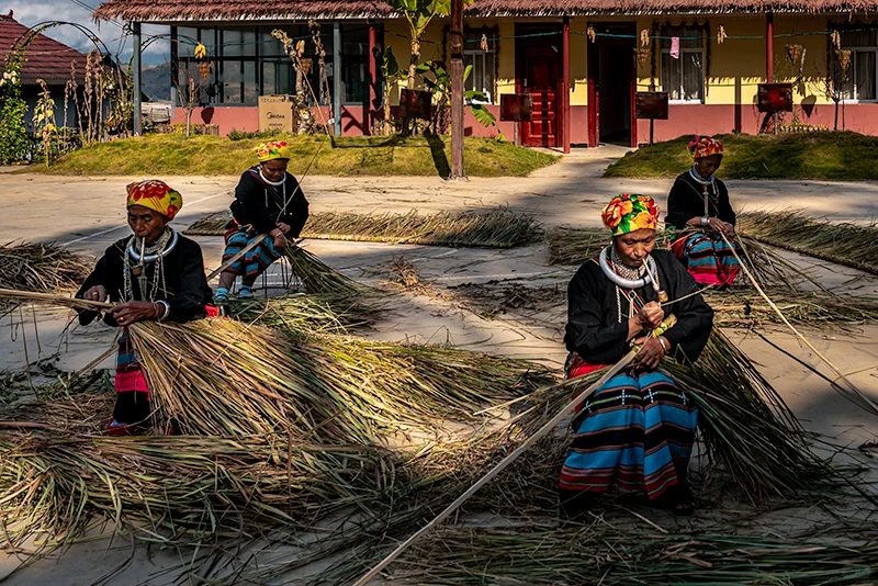 56个民族之佤族——齐心协力盖大房