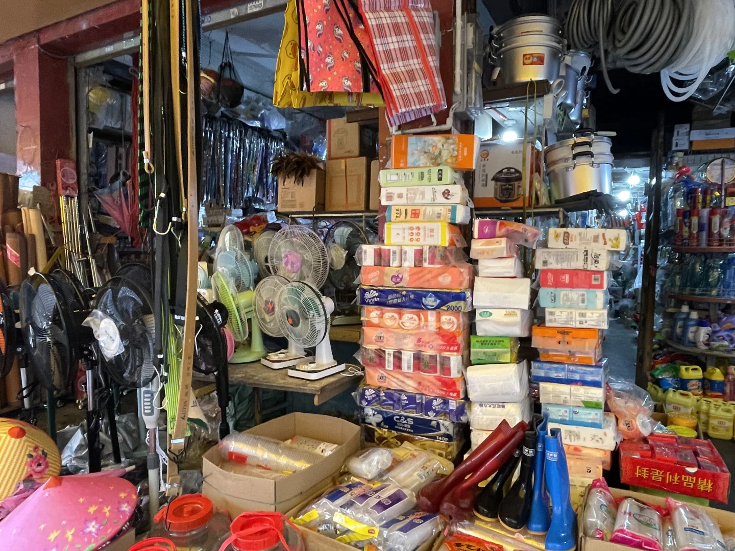 英德乡镇里的一家百货店?