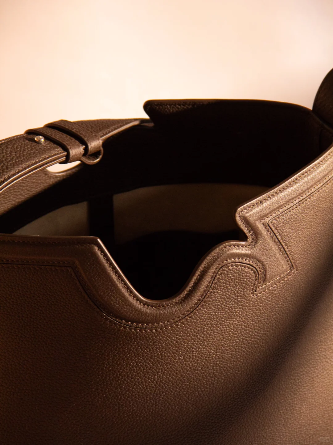 “有条件买个真皮包吧，也为了环保”