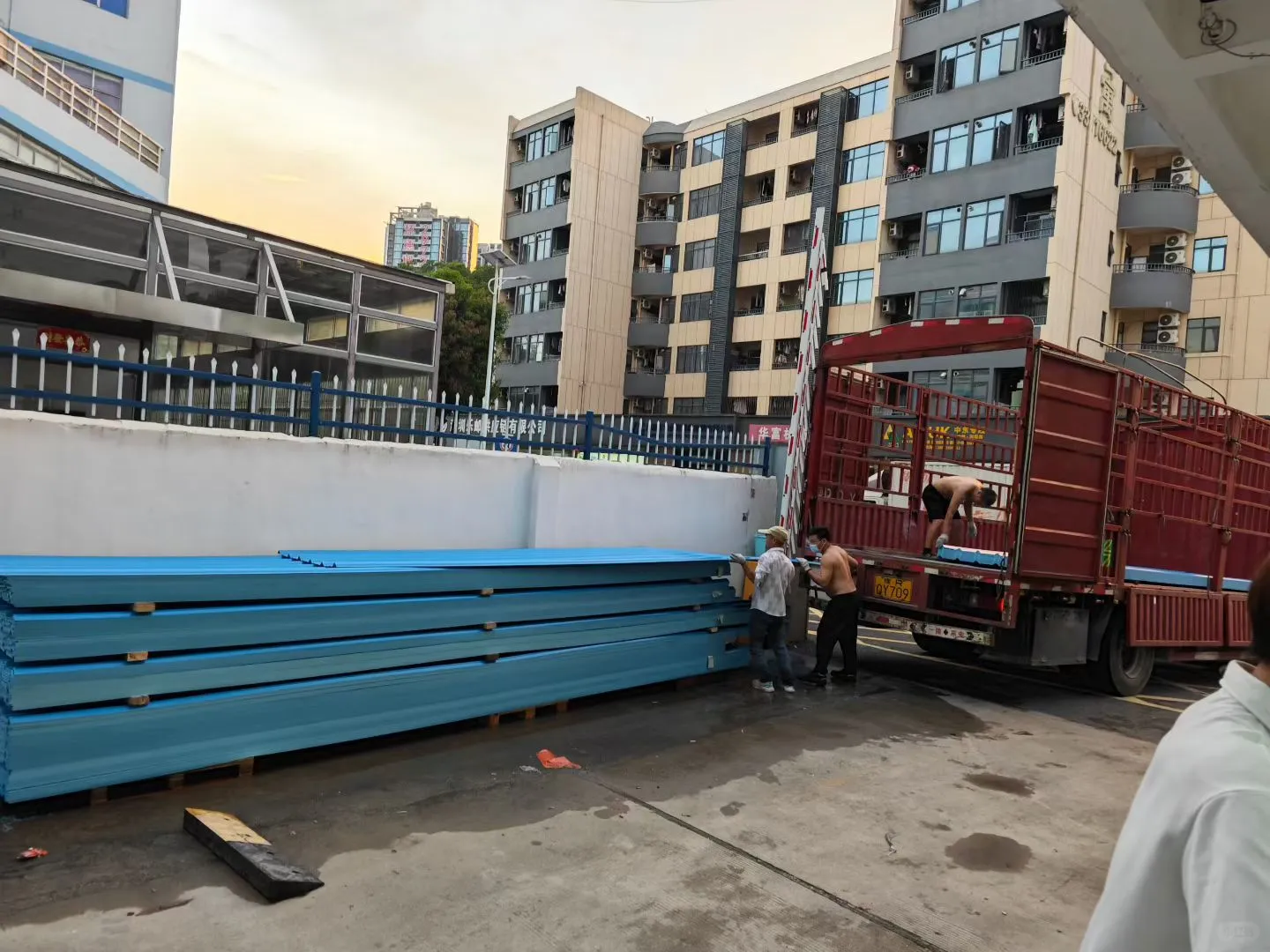 我们只是建材的搬运工