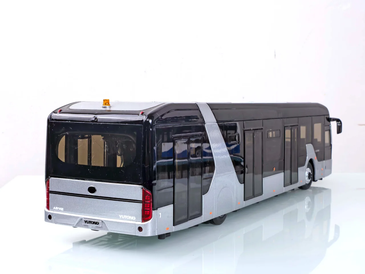 1:43宇通客车模型机场摆渡车-乘风天地间