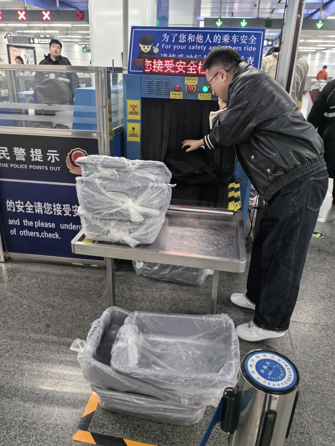地铁安检的框子挺实用的，除了土，没毛病