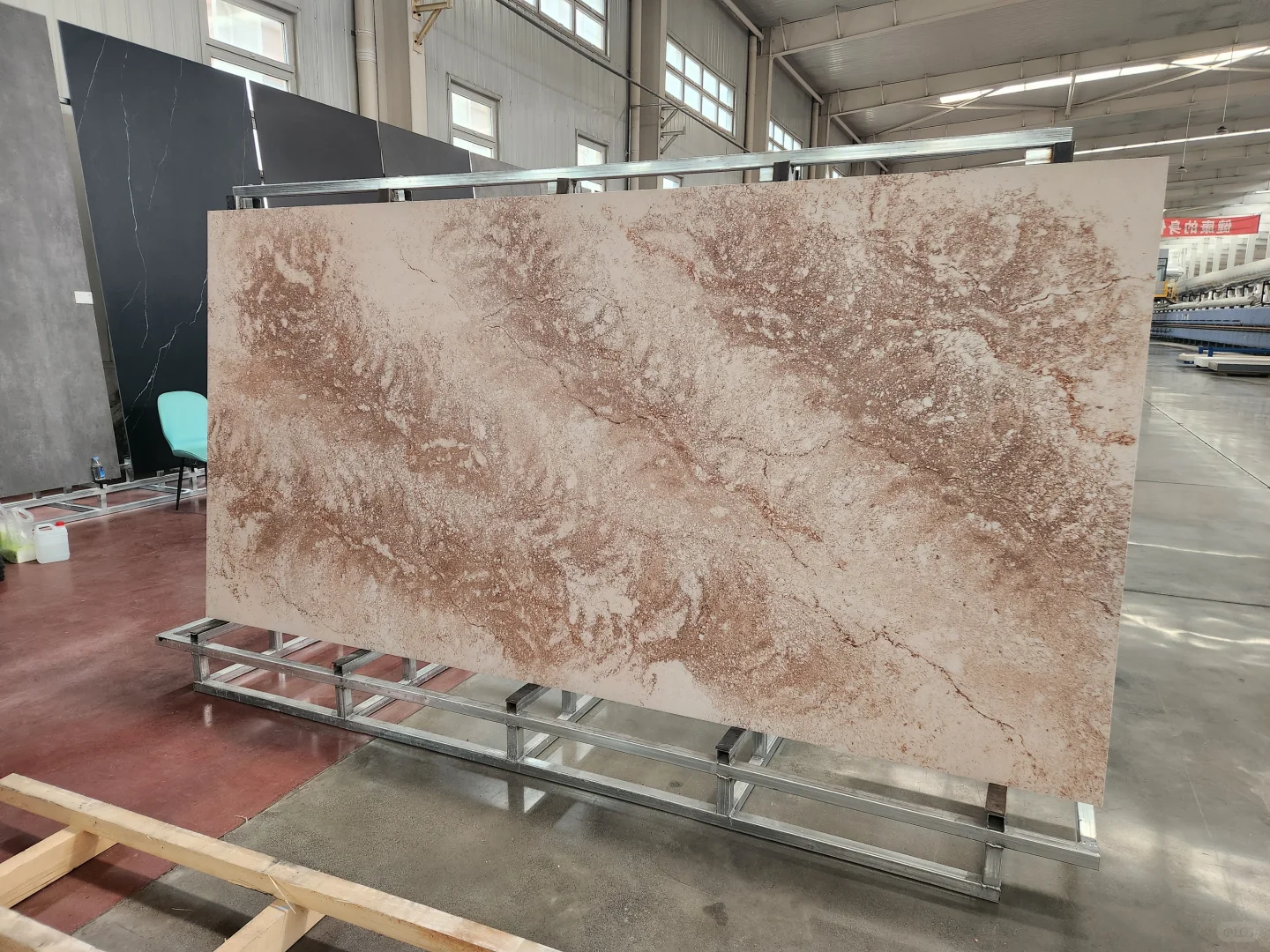 深藏不露，岩板车间靓丽?风景线