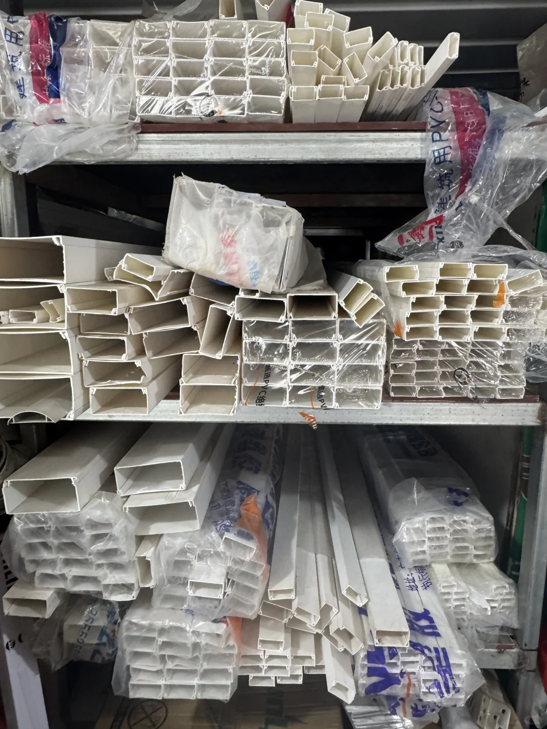 00后开建材店是种啥体验？打造面彩虹墙?