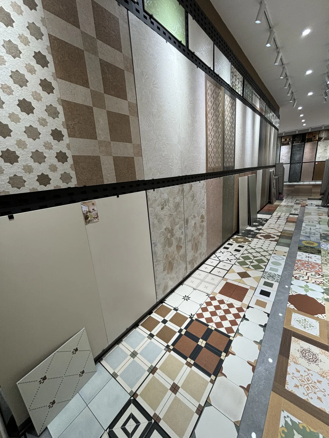 大学生周末勇闯建材城｜中古风瓷砖选购记