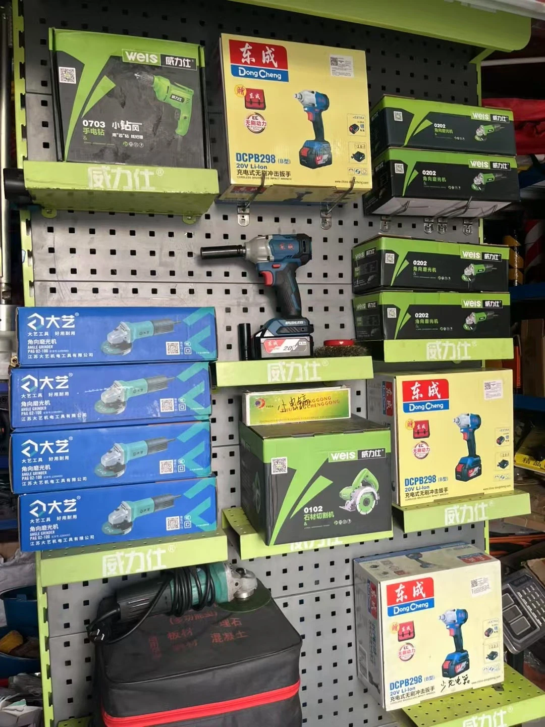 成都龙泉卖五金劳保消防交通批发