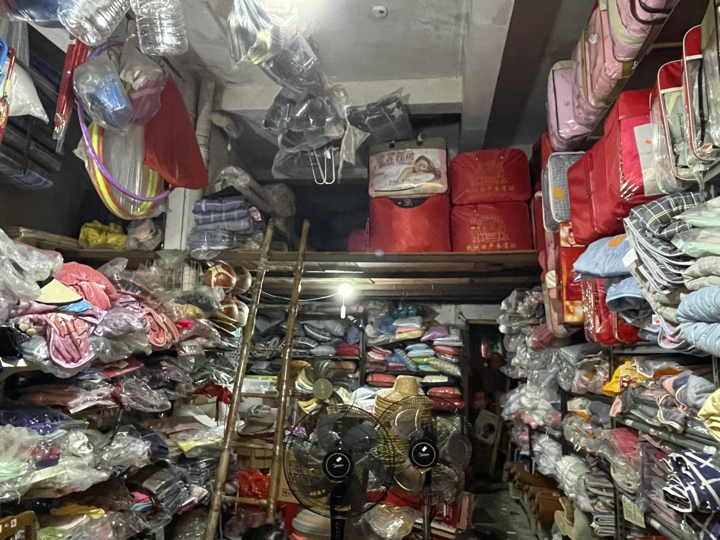 英德乡镇里的一家百货店?