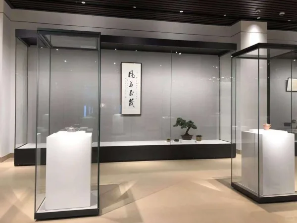 博物馆展柜：文物的守护者与故事的讲述者