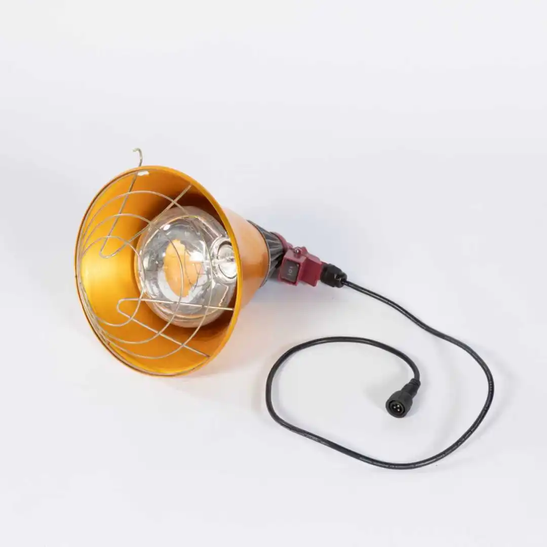 养殖设备一站式采购：养猪场仔猪保温灯来啦