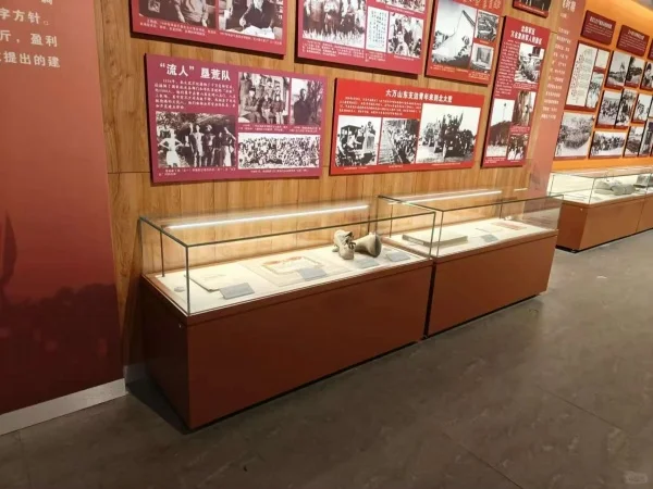 博物馆展柜：文物的守护者与故事的讲述者