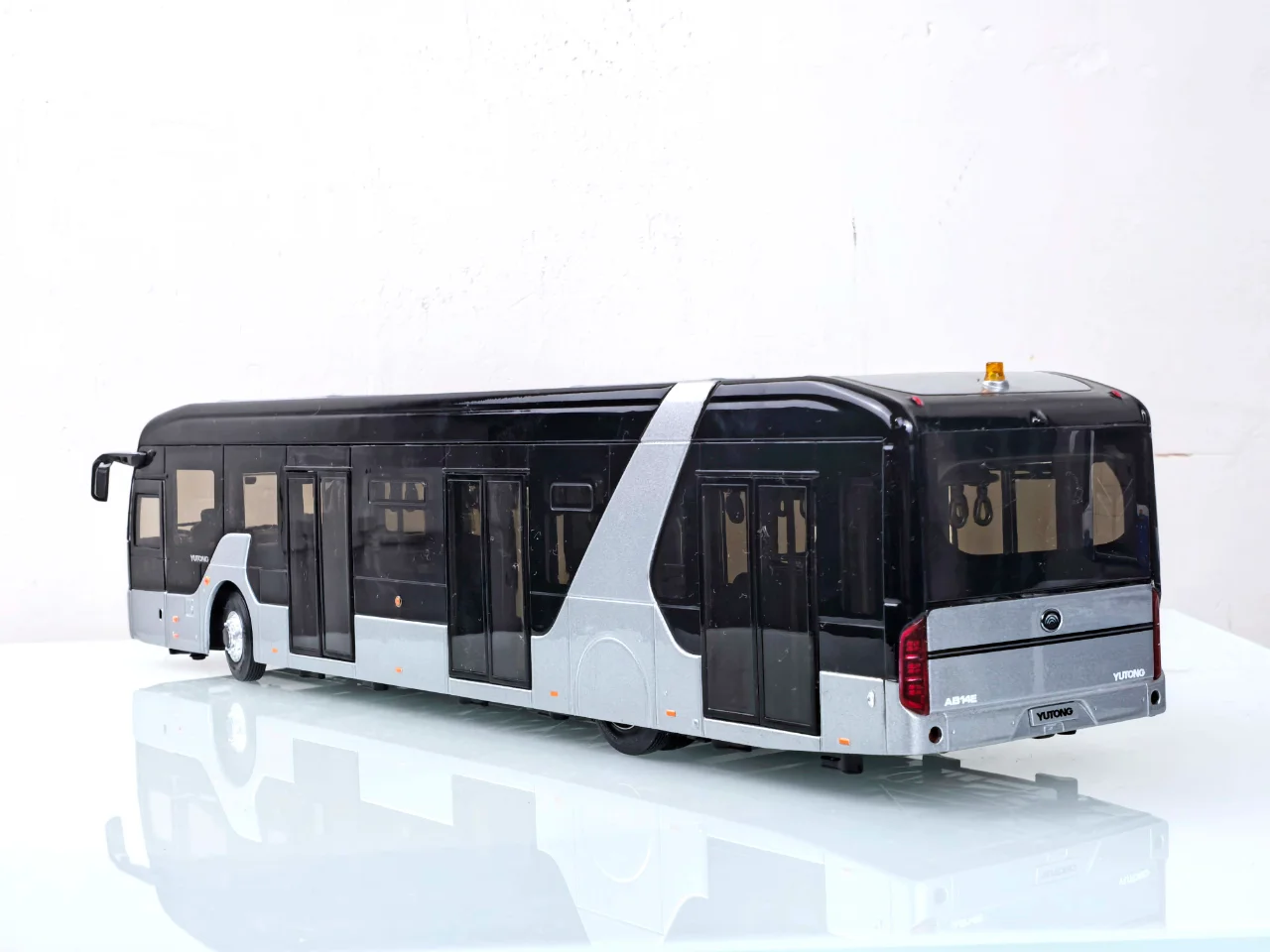 1:43宇通客车模型机场摆渡车-乘风天地间