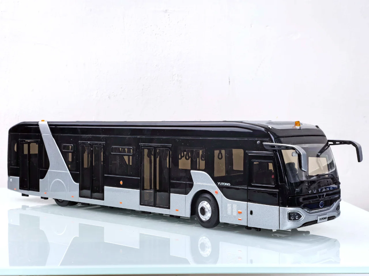 1:43宇通客车模型机场摆渡车-乘风天地间